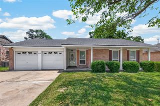 313 Stratmore Drive, Friendswood, TX 77546