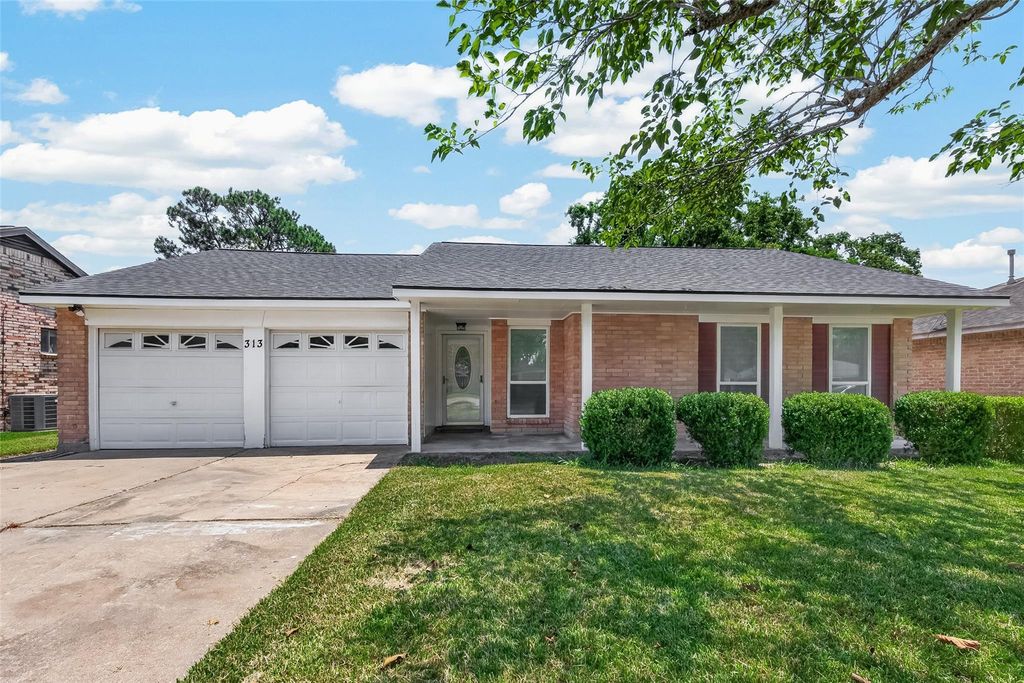 313 Stratmore Drive, Friendswood, TX 77546
