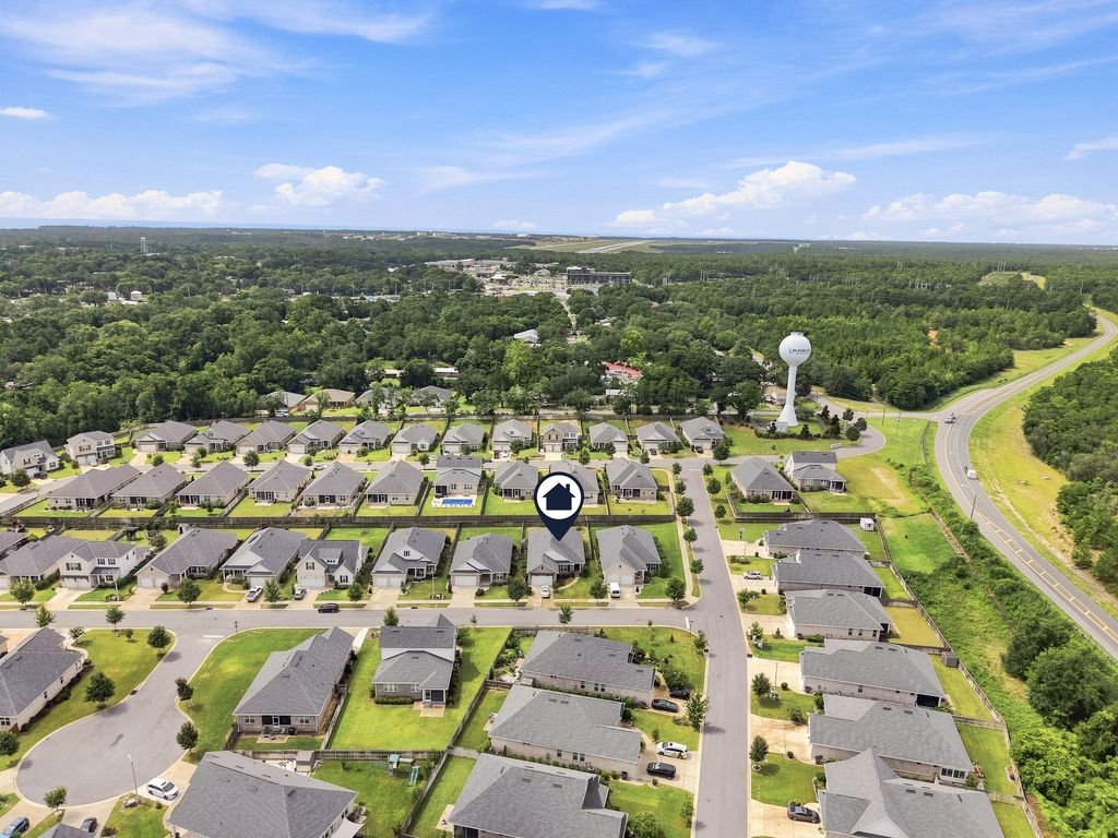 Image 1 of property listing at 104 Hornet Lane, Valparaiso, FL 32580