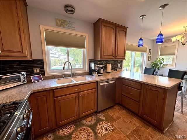 1413 Creek Pointe, Farmington, NY 14425