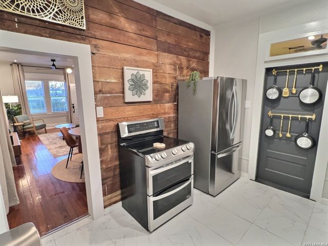 404 W Walnut, Seguin, TX 78155