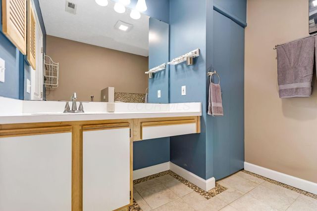 5846 Willow Lake Drive, Grove City, OH 43123