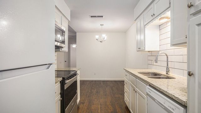 2107 Mistletoe Avenue, Fort Worth, TX 76110