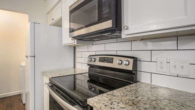 2107 Mistletoe Avenue, Fort Worth, TX 76110