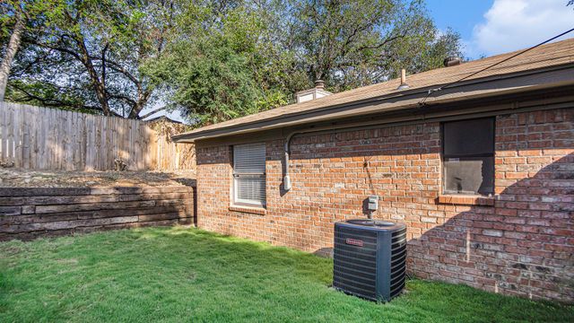 2107 Mistletoe Avenue, Fort Worth, TX 76110