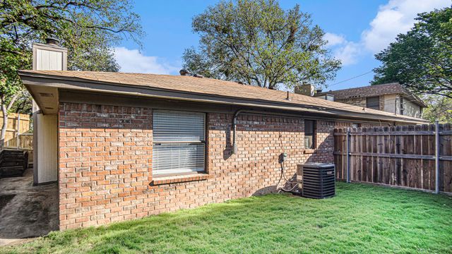 2107 Mistletoe Avenue, Fort Worth, TX 76110