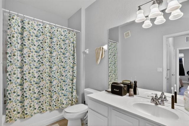 3332 Robert Trent Jones Dr 40203, Orlando, FL 32835
