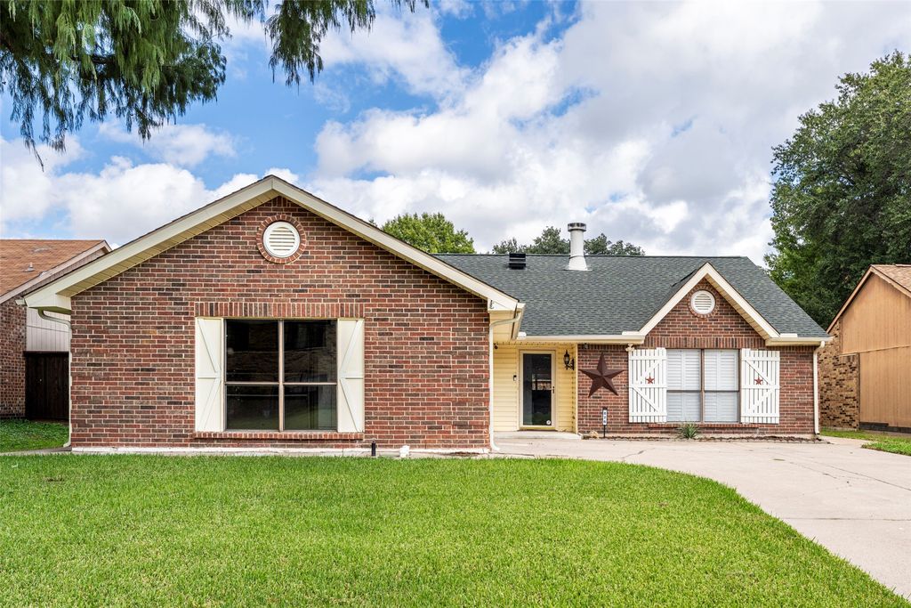 826 Camino Court, Grand Prairie, TX 75052 — exterior