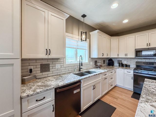 6913 E 37th St Street, Sioux Falls, SD 57110