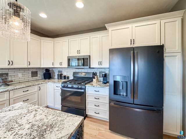 6913 E 37th St Street, Sioux Falls, SD 57110