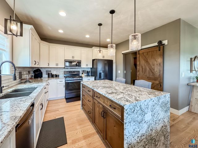 6913 E 37th St Street, Sioux Falls, SD 57110