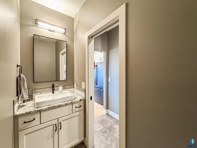 6913 E 37th St Street, Sioux Falls, SD 57110