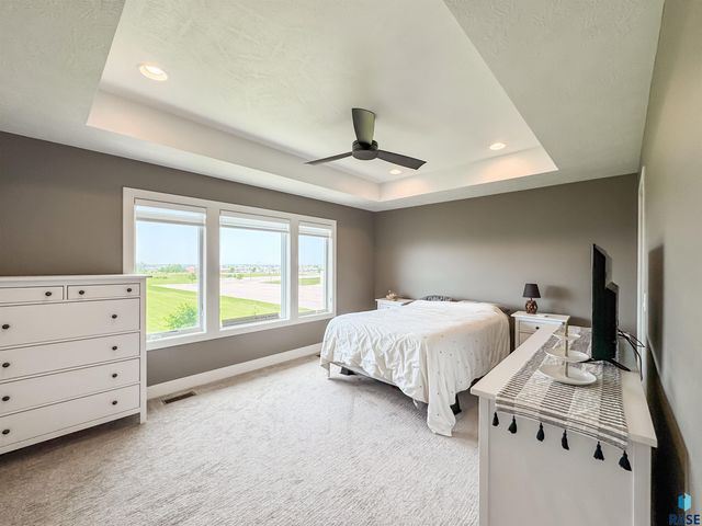 6913 E 37th St Street, Sioux Falls, SD 57110