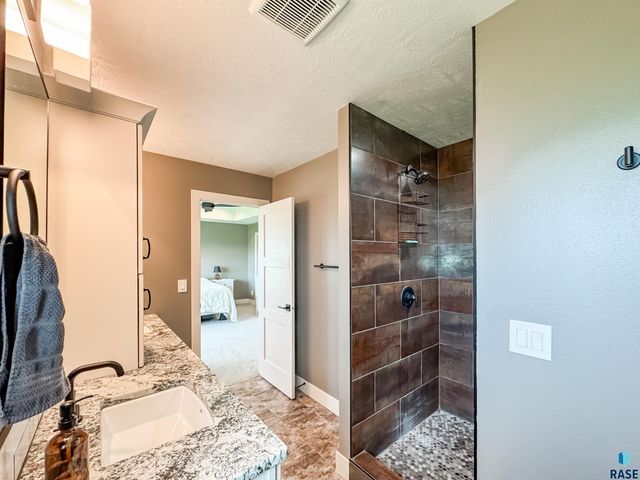 6913 E 37th St Street, Sioux Falls, SD 57110