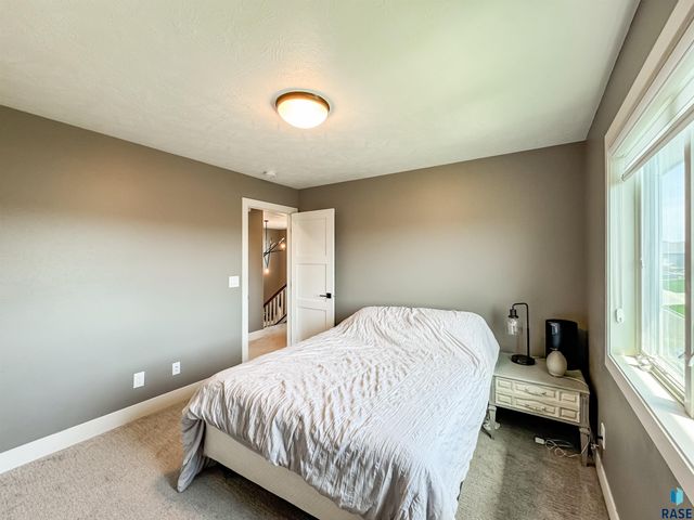 6913 E 37th St Street, Sioux Falls, SD 57110