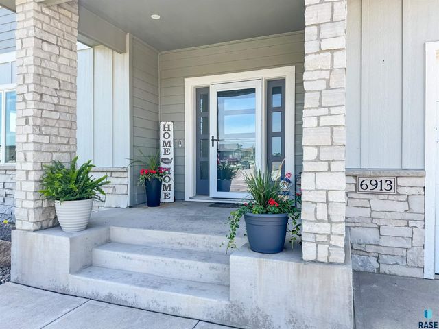 6913 E 37th St Street, Sioux Falls, SD 57110