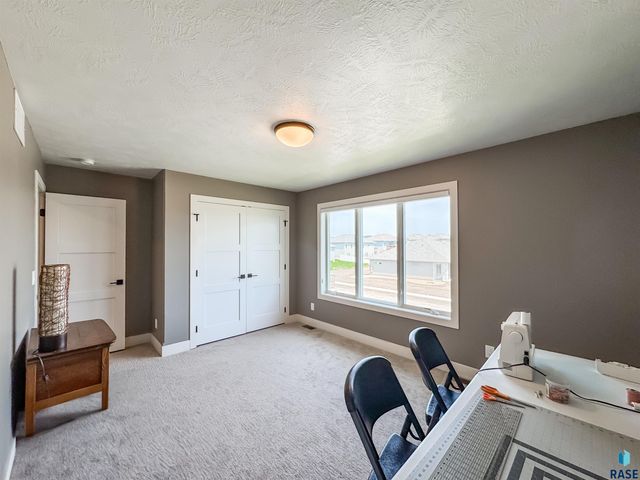 6913 E 37th St Street, Sioux Falls, SD 57110