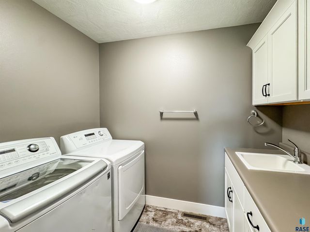 6913 E 37th St Street, Sioux Falls, SD 57110