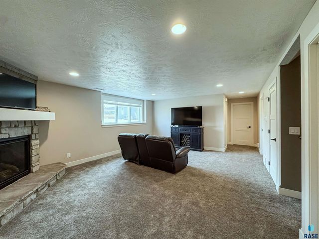 6913 E 37th St Street, Sioux Falls, SD 57110