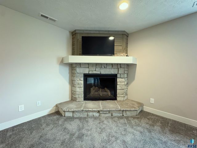 6913 E 37th St Street, Sioux Falls, SD 57110