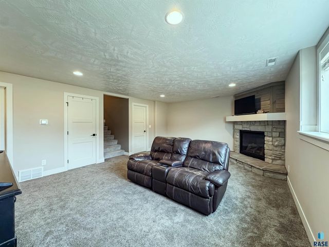 6913 E 37th St Street, Sioux Falls, SD 57110