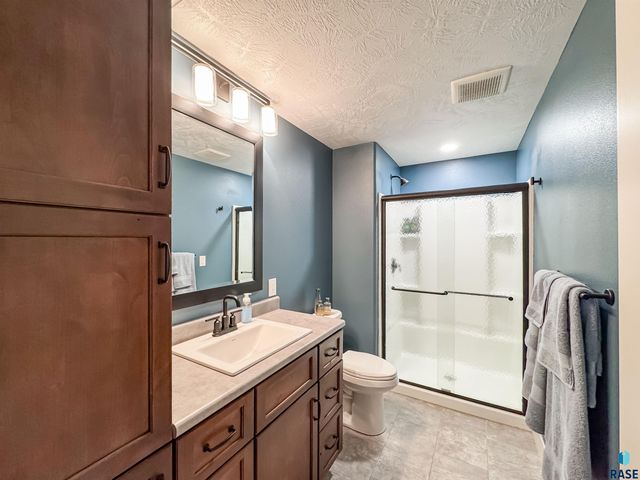 6913 E 37th St Street, Sioux Falls, SD 57110