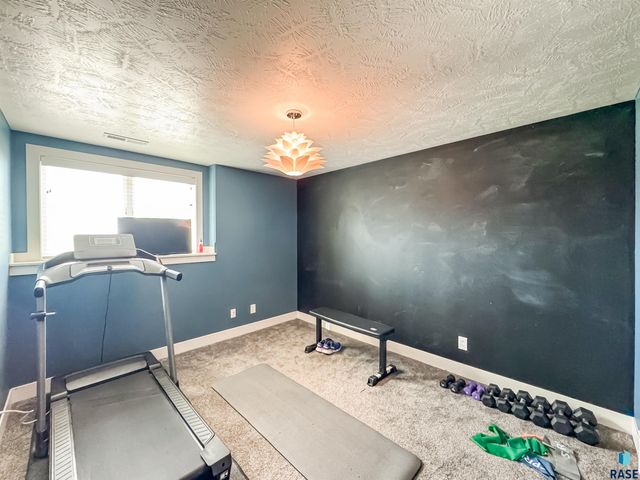 6913 E 37th St Street, Sioux Falls, SD 57110