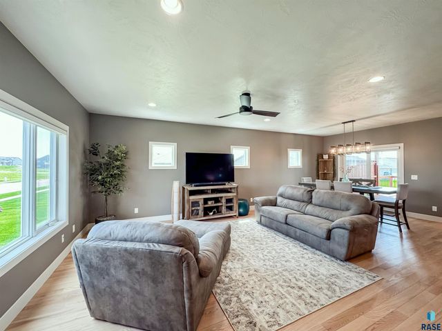 6913 E 37th St Street, Sioux Falls, SD 57110