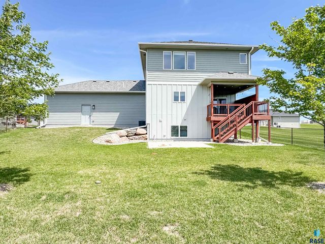 6913 E 37th St Street, Sioux Falls, SD 57110