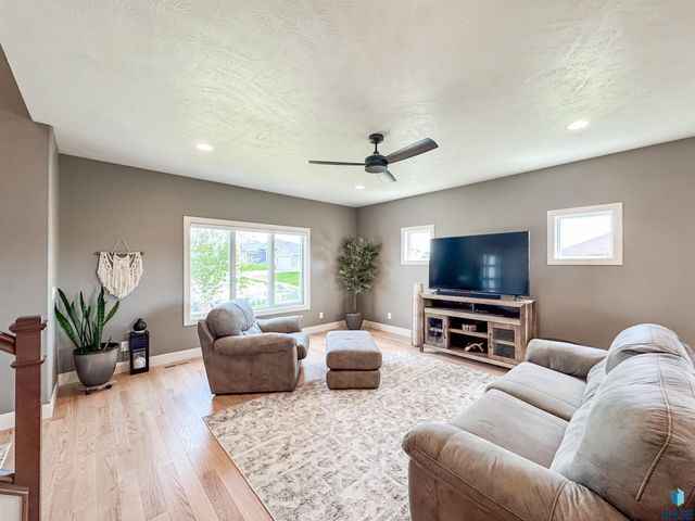 6913 E 37th St Street, Sioux Falls, SD 57110