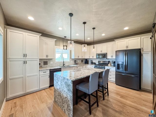 6913 E 37th St Street, Sioux Falls, SD 57110