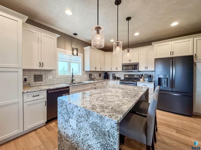 6913 E 37th St Street, Sioux Falls, SD 57110