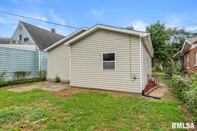 2004 S Pasfield Street, Springfield, IL 62704