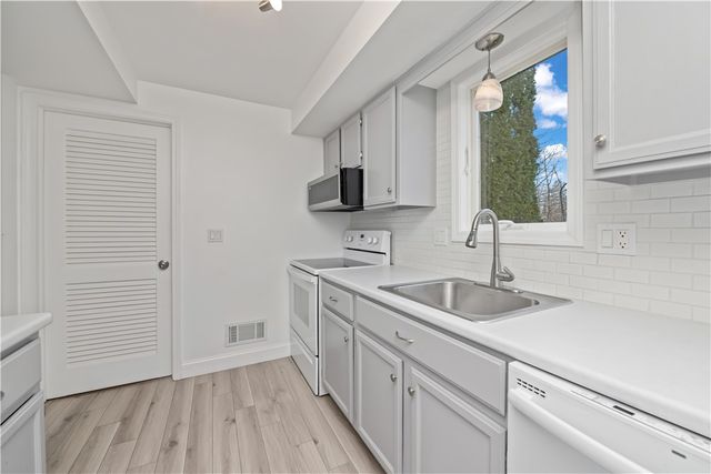 40 Old Stone Lane, Greece, NY 14615