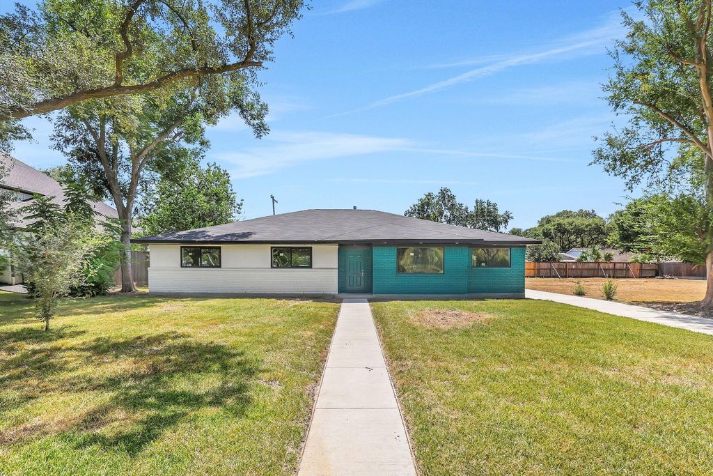 7915 S Braeswood Boulevard, Houston, TX 77071