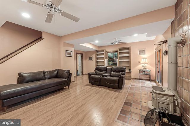 10898 WOODLEAF LN, Great Falls, VA 22066