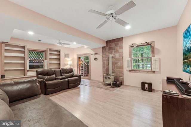 10898 WOODLEAF LN, Great Falls, VA 22066