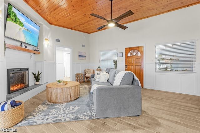 467 Madison CT, Fort Myers Beach, FL 33931
