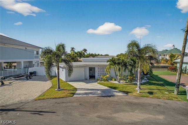 467 Madison CT, Fort Myers Beach, FL 33931