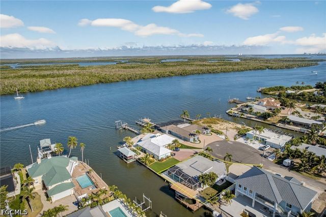 467 Madison CT, Fort Myers Beach, FL 33931