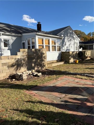 25 Pensaukee Avenue, North Providence, RI 02911