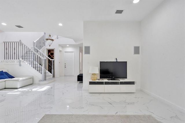 1382 Harbor View W, Hollywood, FL 33019