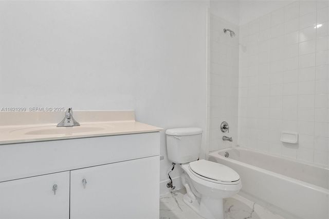 1382 Harbor View W, Hollywood, FL 33019