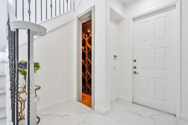 1382 Harbor View W, Hollywood, FL 33019