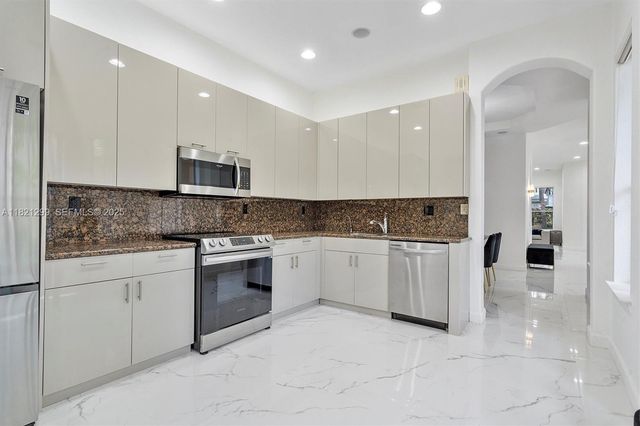 1382 Harbor View W, Hollywood, FL 33019