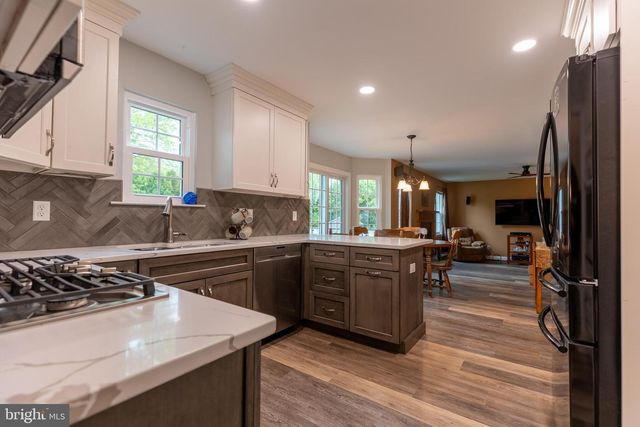 215 E FLAGSTONE DR, Newark, DE 19702