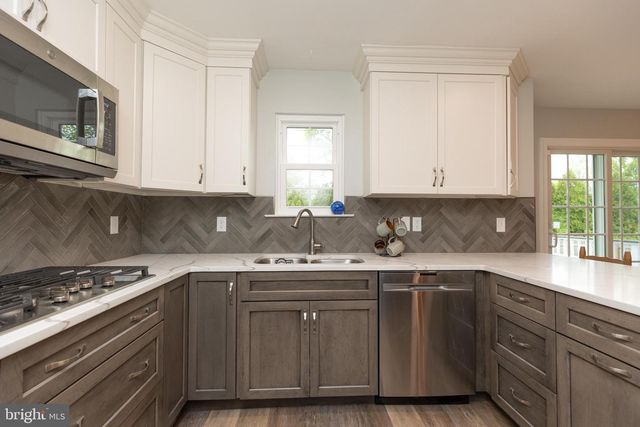 215 E FLAGSTONE DR, Newark, DE 19702