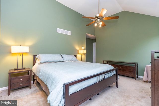 215 E FLAGSTONE DR, Newark, DE 19702