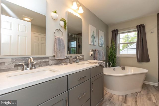215 E FLAGSTONE DR, Newark, DE 19702