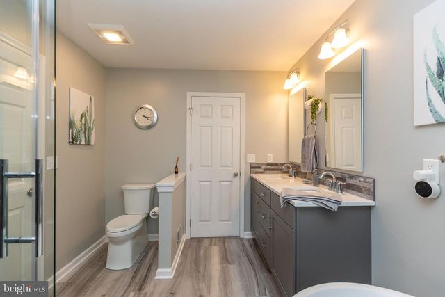215 E FLAGSTONE DR, Newark, DE 19702